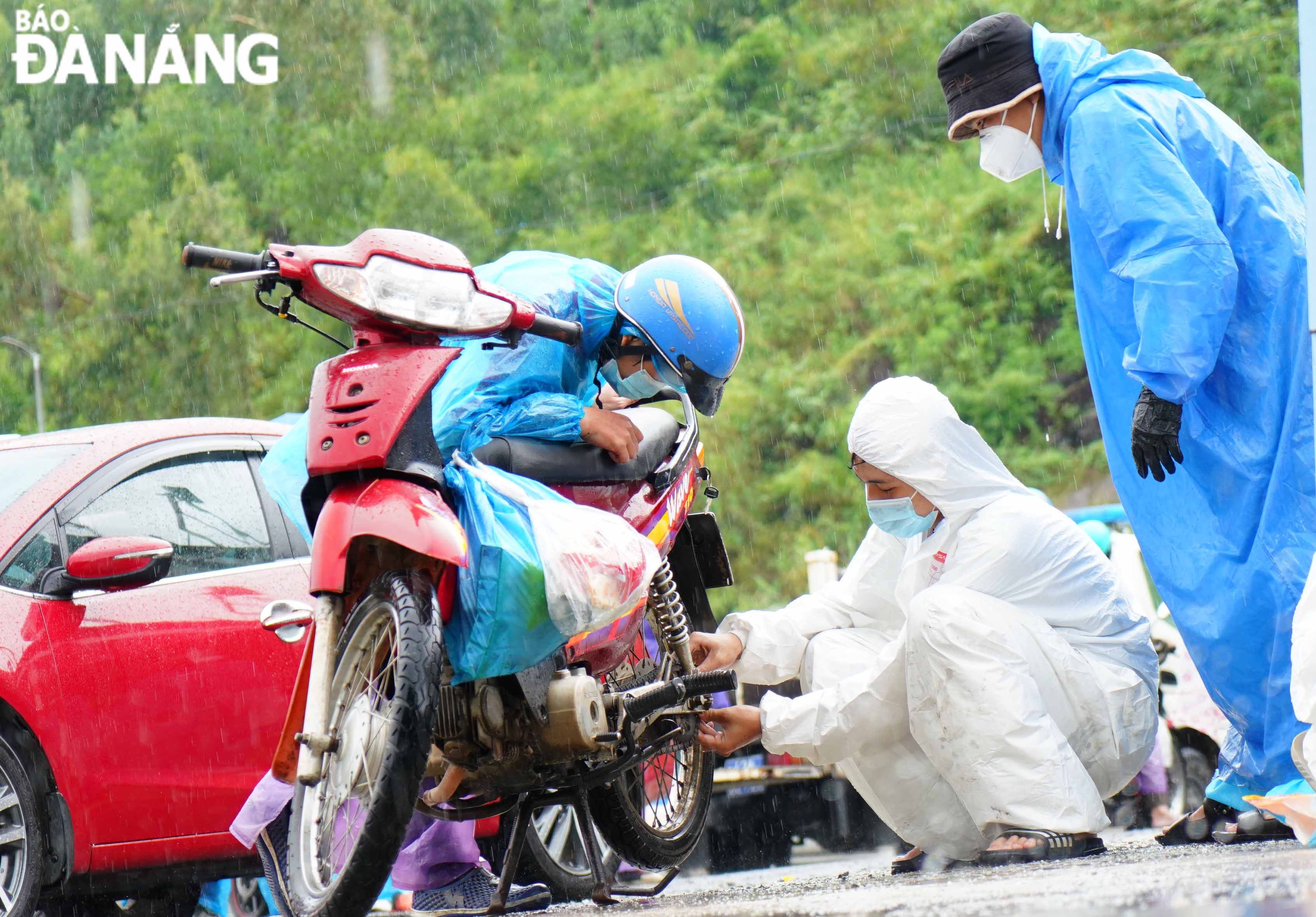 Sinh viên vượt mưa gió, xuyên đêm cứu hộ xe máy