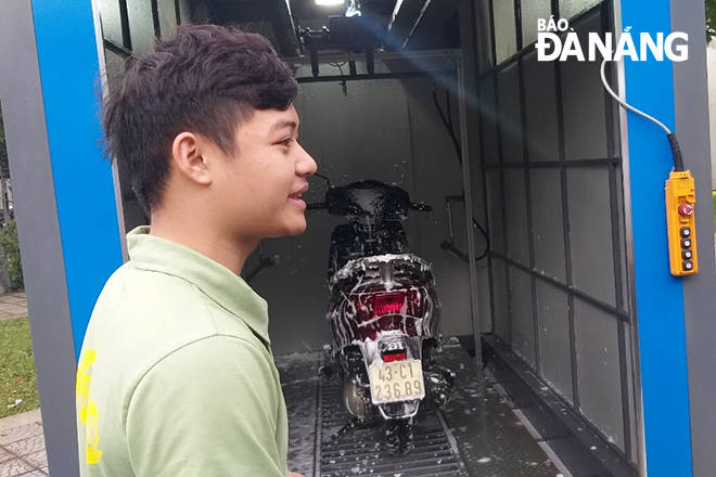Sinh viên chế tạo máy rửa xe tự động