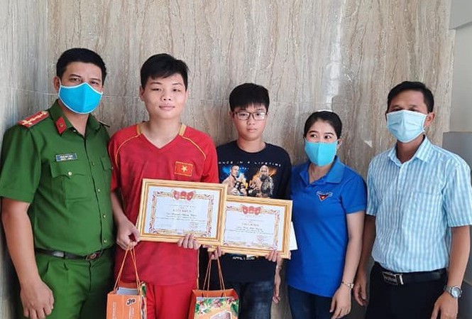 Nhặt được ví có hơn 30 triệu đồng, hai học sinh Phan Thiết trả lại chủ nhân