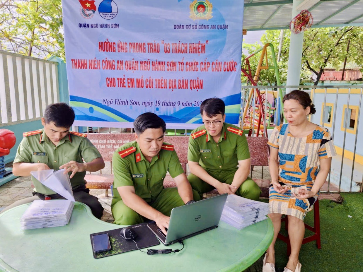 THANH NIÊN CÔNG AN QUẬN NGŨ HÀNH SƠN TỔ CHỨC CẤP CCCD CHO TRẺ EM TẠI CÁC TRUNG TÂM NUÔI DẠY TRẺ MỒ CÔI TRÊN ĐỊA BÀN QUẬN NĂM 2024